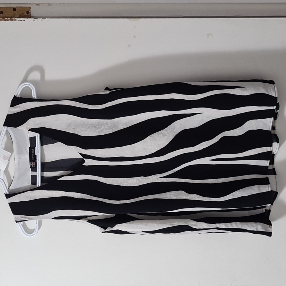 🟣carré noir - Black & White Print V Neck Sleeveless Blouse - Size M